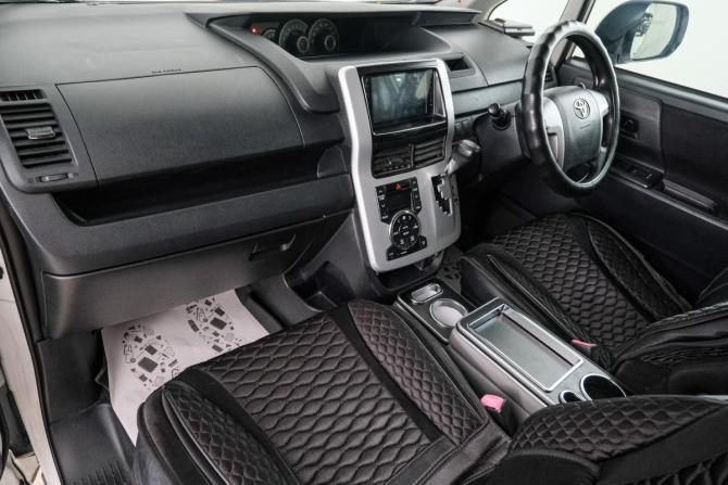 Toyota Voxy II (R70) с пробегом 2010 года, цена 1 349 000 рублей, 190808 км, минивэн, Автокод Объявления