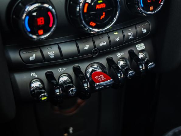 Mini Hatch III (F55/F56) Рестайлинг с пробегом 2020 года, цена 2 399 000 рублей, 82000 км, хэтчбек, Автокод Объявления