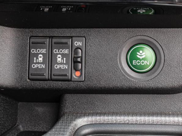 Honda Stepwgn V Рестайлинг с пробегом 2018 года, цена 2 230 000 рублей, 100019 км, минивэн, Автокод Объявления