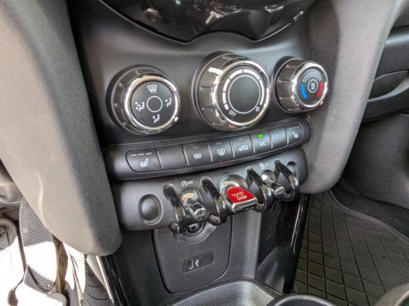 Mini Hatch III (F55/F56) Рестайлинг с пробегом 2018 года, цена 1 850 000 рублей, 73652 км, хэтчбек, Автокод Объявления