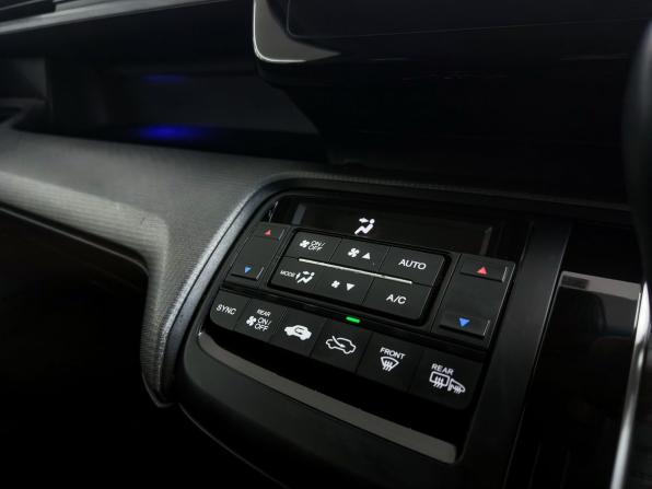 Honda Stepwgn V с пробегом 2016 года, цена 2 000 000 рублей, 135497 км, минивэн, Автокод Объявления
