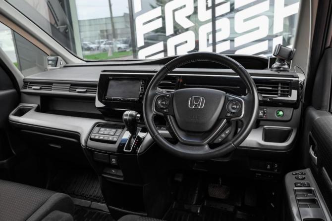 Honda Stepwgn V Рестайлинг с пробегом 2021 года, цена 2 939 000 рублей, 39277 км, минивэн, Автокод Объявления