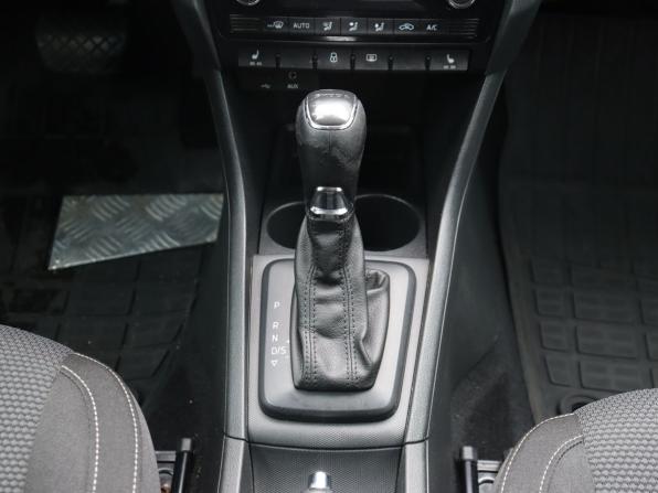Skoda Rapid I с пробегом 2015 года, цена 960 000 рублей, 219458 км, лифтбек, Автокод Объявления