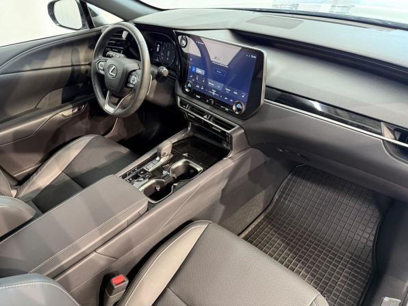 Lexus RX V с пробегом 2023 года, цена 7 500 000 рублей, 55229 км, внедорожник, Автокод Объявления