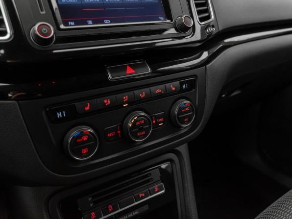 SEAT Alhambra II Рестайлинг с пробегом 2015 года, цена 1 360 000 рублей, 225219 км, минивэн, Автокод Объявления