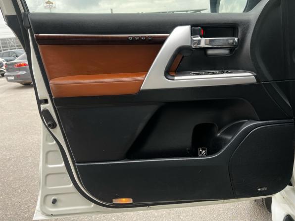 Toyota Land Cruiser 200 Series Рестайлинг 1 с пробегом 2015 года, цена 3 583 000 рублей, 226200 км, внедорожник, Автокод Объявления