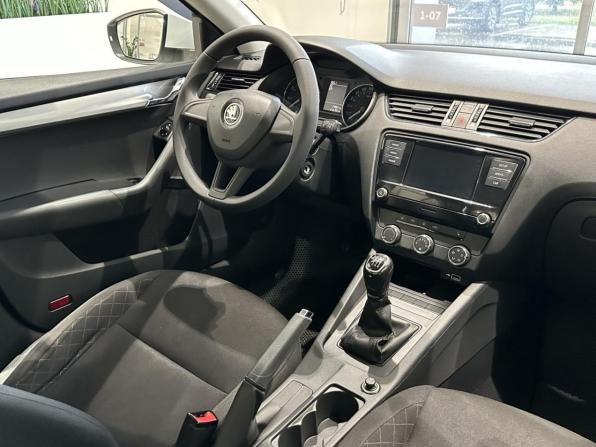 Skoda Octavia III (A7) Рестайлинг с пробегом 2018 года, цена 1 140 000 рублей, 216187 км, лифтбек, Автокод Объявления