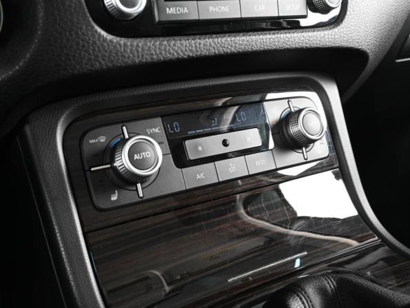 Volkswagen Touareg II Рестайлинг с пробегом 2015 года, цена 2 629 000 рублей, 228472 км, внедорожник, Автокод Объявления