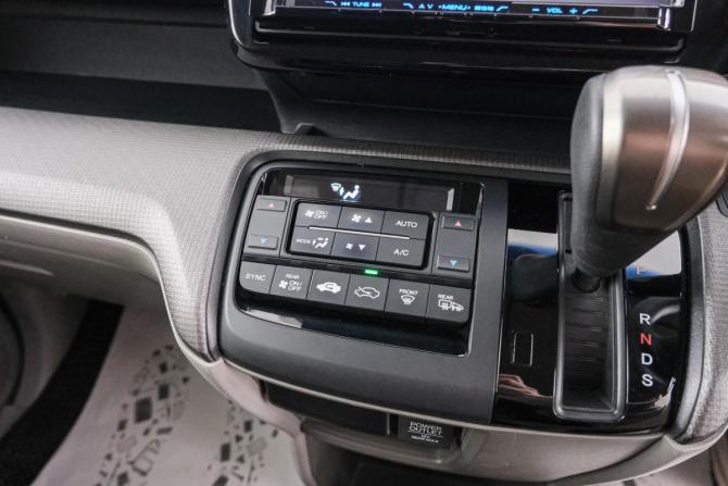 Honda Stepwgn V с пробегом 2015 года, цена 1 749 000 рублей, 123000 км, минивэн, Автокод Объявления