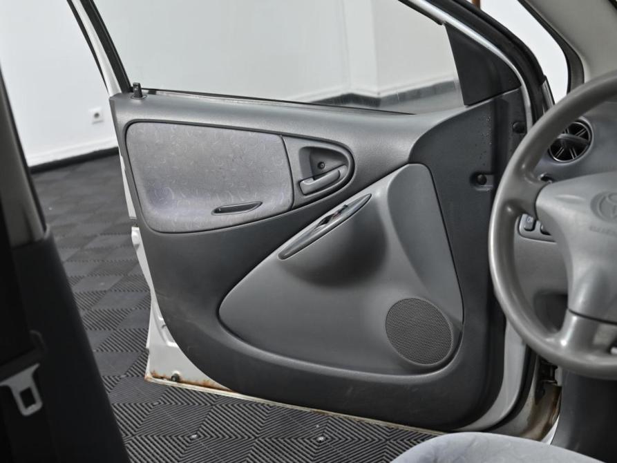 Toyota Yaris I Москва  - изображение 8