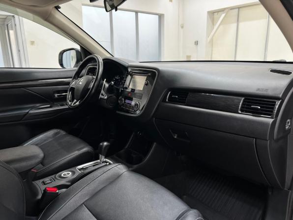 Mitsubishi Outlander III Рестайлинг 2 с пробегом 2016 года, цена 1 890 000 рублей, 113112 км, внедорожник, Автокод Объявления