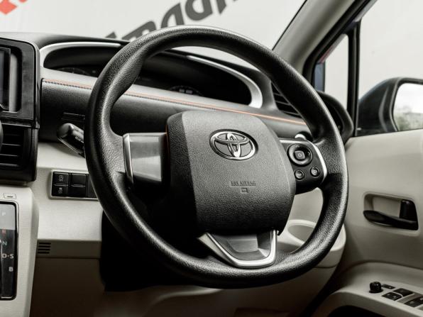 Toyota Sienta II с пробегом 2017 года, цена 1 390 000 рублей, 110271 км, минивэн, Автокод Объявления