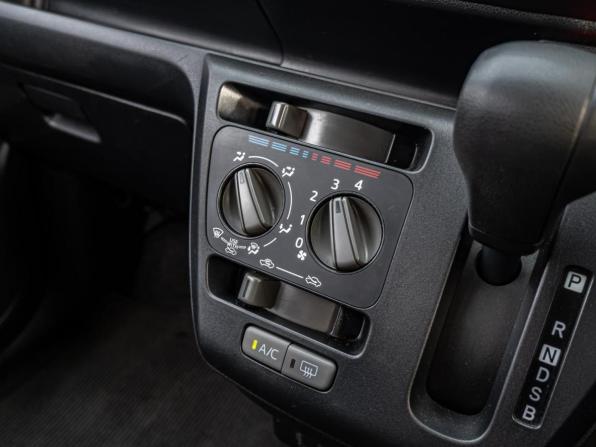 Daihatsu Mira e:S II с пробегом 2021 года, цена 901 000 рублей, 68273 км, хэтчбек, Автокод Объявления