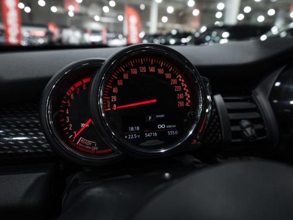 Mini Hatch III (F55/F56) Рестайлинг с пробегом 2019 года, цена 2 799 000 рублей, 54711 км, хэтчбек, Автокод Объявления