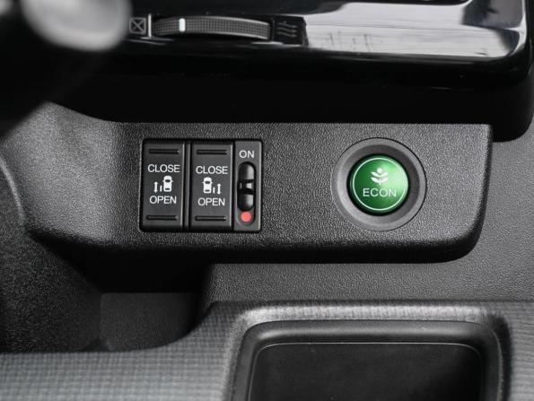 Honda Stepwgn V с пробегом 2015 года, цена 1 989 000 рублей, 104698 км, минивэн, Автокод Объявления