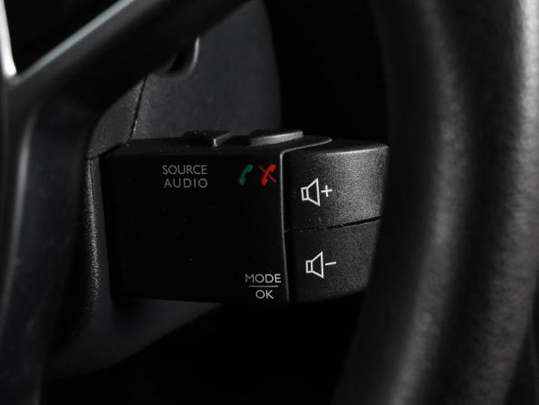 Renault Sandero II Рестайлинг с пробегом 2020 года, цена 939 000 рублей, 207356 км, хэтчбек, Автокод Объявления