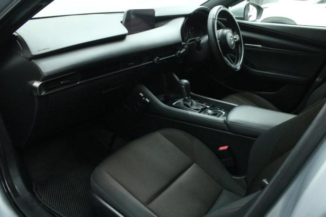 Mazda 3 IV (BP) с пробегом 2021 года, цена 1 395 000 рублей, 132156 км, хэтчбек, Автокод Объявления