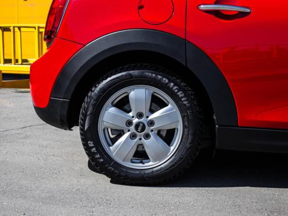 Mini Hatch III (F55/F56) Рестайлинг с пробегом 2018 года, цена 2 260 000 рублей, 46800 км, хэтчбек, Автокод Объявления