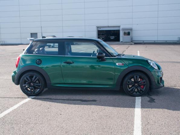 Mini Hatch III (F55/F56) Рестайлинг с пробегом 2020 года, цена 2 398 000 рублей, 136641 км, хэтчбек, Автокод Объявления