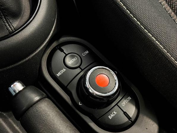 Mini Hatch III (F55/F56) Рестайлинг с пробегом 2019 года, цена 1 747 000 рублей, 48076 км, хэтчбек, Автокод Объявления