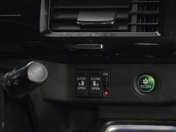 Honda Stepwgn V с пробегом 2016 года, цена 1 775 000 рублей, 101000 км, минивэн, Автокод Объявления