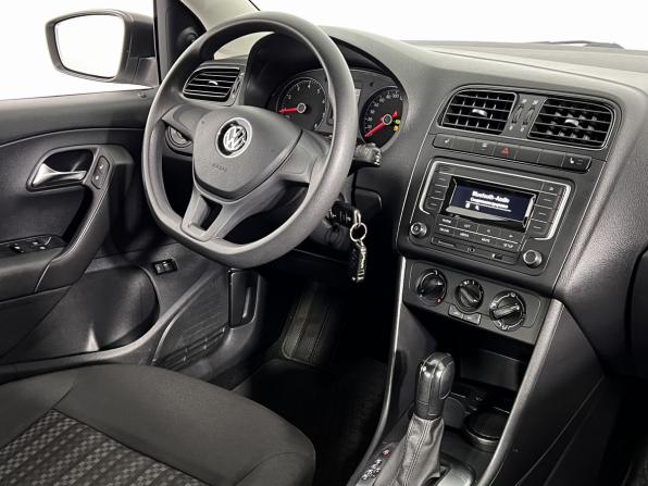 Volkswagen Polo V Рестайлинг с пробегом 2018 года, цена 1 350 000 рублей, 65304 км, седан, Автокод Объявления
