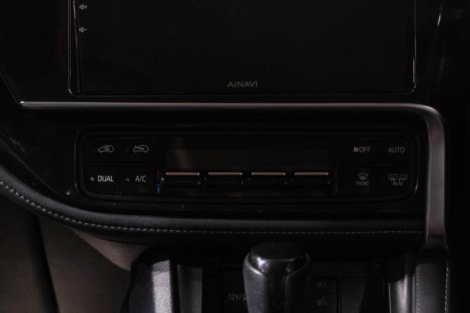 Toyota Auris II Рестайлинг с пробегом 2015 года, цена 1 649 000 рублей, 52700 км, хэтчбек, Автокод Объявления