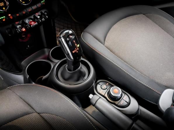 Mini Hatch III (F55/F56) Рестайлинг с пробегом 2019 года, цена 2 095 000 рублей, 43219 км, хэтчбек, Автокод Объявления