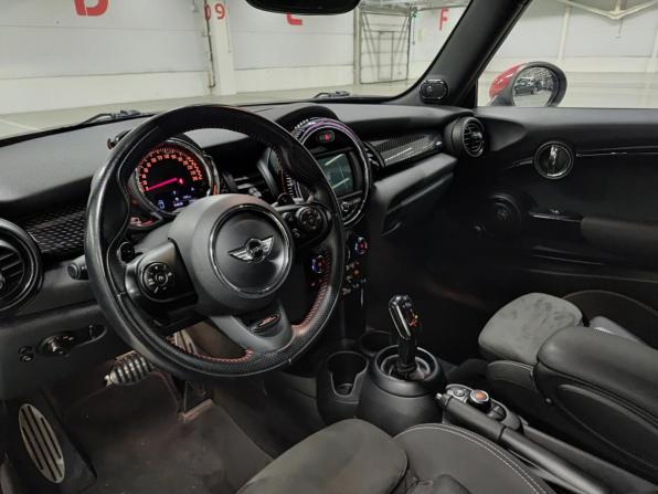Mini Hatch III (F55/F56) Рестайлинг с пробегом 2018 года, цена 2 740 000 рублей, 94651 км, хэтчбек, Автокод Объявления