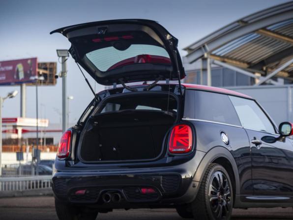 Mini Hatch III (F55/F56) Рестайлинг с пробегом 2018 года, цена 3 090 000 рублей, 47760 км, хэтчбек, Автокод Объявления
