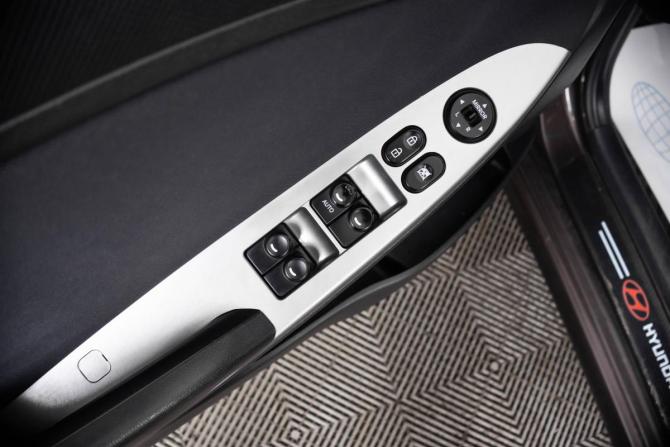 Hyundai Solaris I Рестайлинг с пробегом 2016 года, цена 899 000 рублей, 200302 км, хэтчбек, Автокод Объявления
