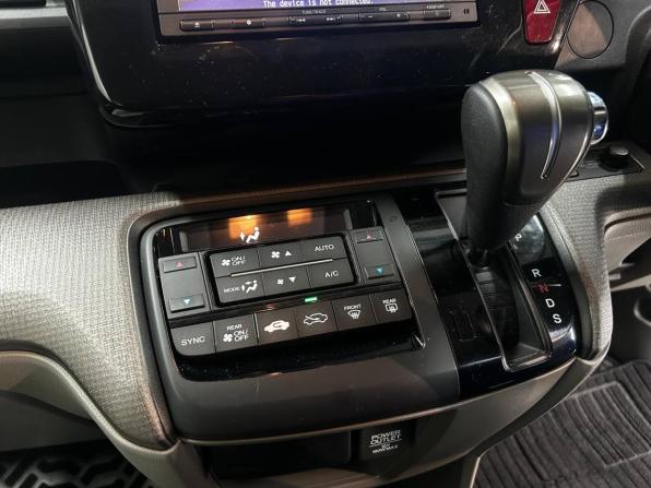Honda Stepwgn V с пробегом 2016 года, цена 1 515 000 рублей, 181000 км, минивэн, Автокод Объявления