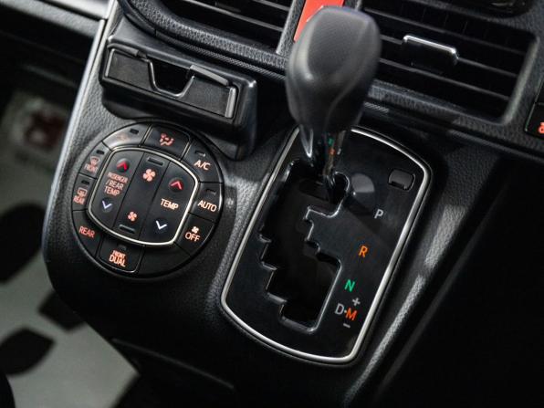 Toyota Voxy III (R80) с пробегом 2014 года, цена 1 699 500 рублей, 203214 км, минивэн, Автокод Объявления
