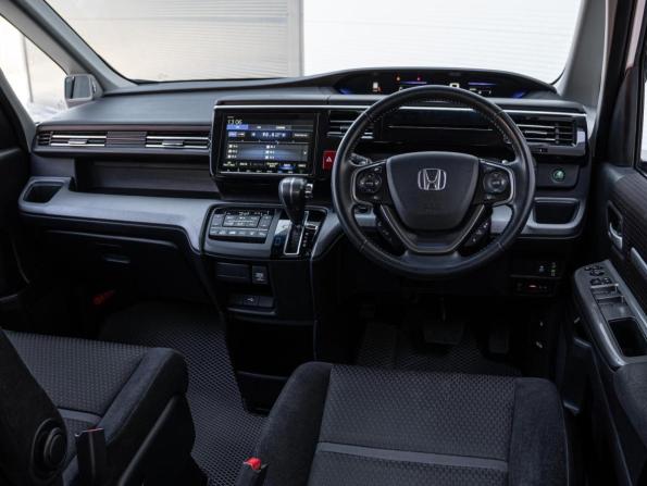 Honda Stepwgn V Рестайлинг с пробегом 2019 года, цена 2 395 000 рублей, 73018 км, минивэн, Автокод Объявления