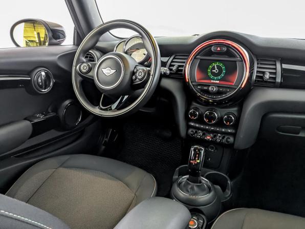 Mini Hatch III (F55/F56) Рестайлинг с пробегом 2020 года, цена 2 330 000 рублей, 73599 км, хэтчбек, Автокод Объявления