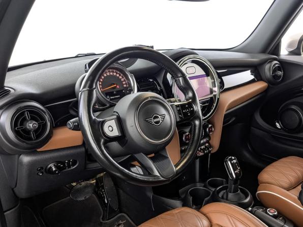 Mini Hatch III (F55/F56) Рестайлинг 2 с пробегом 2021 года, цена 2 335 000 рублей, 78539 км, хэтчбек, Автокод Объявления