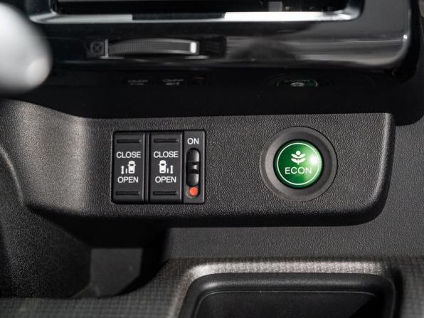 Honda Stepwgn V Рестайлинг с пробегом 2017 года, цена 2 230 000 рублей, 79007 км, минивэн, Автокод Объявления