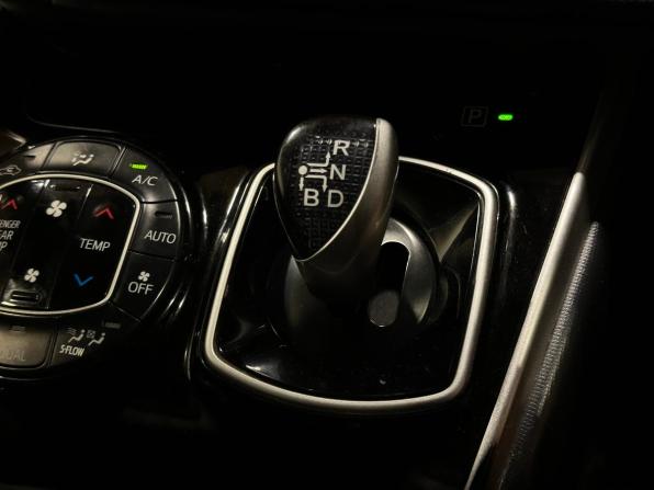 Toyota Esquire I с пробегом 2015 года, цена 1 800 000 рублей, 175336 км, минивэн, Автокод Объявления