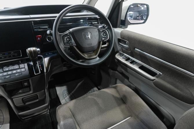 Honda Stepwgn V Рестайлинг с пробегом 2019 года, цена 1 969 000 рублей, 104000 км, минивэн, Автокод Объявления