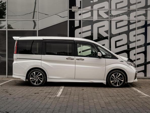 Honda Stepwgn V с пробегом 2017 года, цена 1 990 000 рублей, 111334 км, минивэн, Автокод Объявления