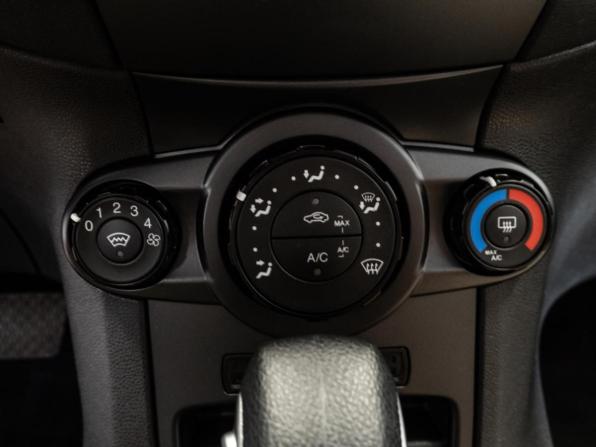 Ford Fiesta Mk6 Рестайлинг с пробегом 2015 года, цена 990 000 рублей, 59007 км, хэтчбек, Автокод Объявления