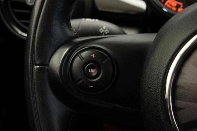 Mini Hatch III (F55/F56) Рестайлинг с пробегом 2018 года, цена 1 885 000 рублей, 76570 км, хэтчбек, Автокод Объявления