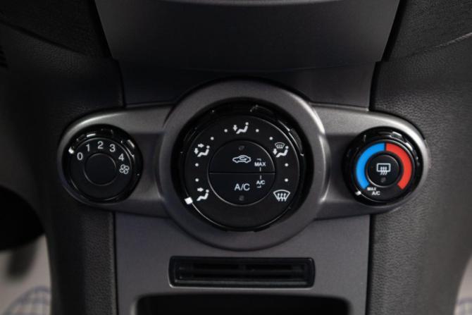 Ford Fiesta Mk6 Рестайлинг с пробегом 2015 года, цена 899 000 рублей, 154100 км, седан, Автокод Объявления