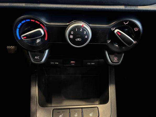 Kia Rio IV Рестайлинг с пробегом 2022 года, цена 1 669 000 рублей, 92507 км, седан, Автокод Объявления