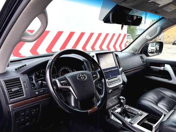 Toyota Land Cruiser 200 Series Рестайлинг 2 с пробегом 2016 года, цена 4 590 000 рублей, 400356 км, внедорожник, Автокод Объявления