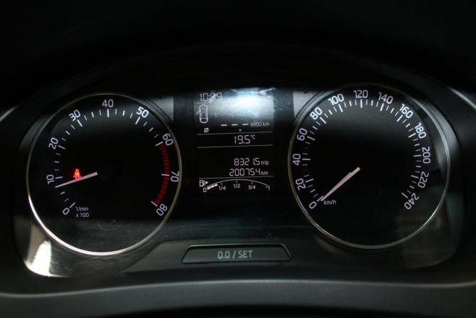 Skoda Rapid I с пробегом 2015 года, цена 769 000 рублей, 200741 км, лифтбек, Автокод Объявления