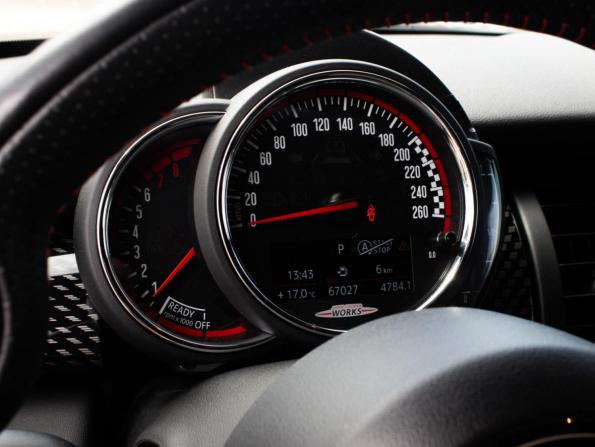 Mini Hatch III (F55/F56) Рестайлинг с пробегом 2020 года, цена 2 950 000 рублей, 66950 км, хэтчбек, Автокод Объявления