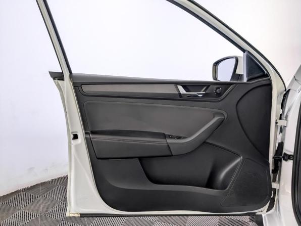 Skoda Rapid II с пробегом 2022 года, цена 1 600 000 рублей, 93487 км, лифтбек, Автокод Объявления