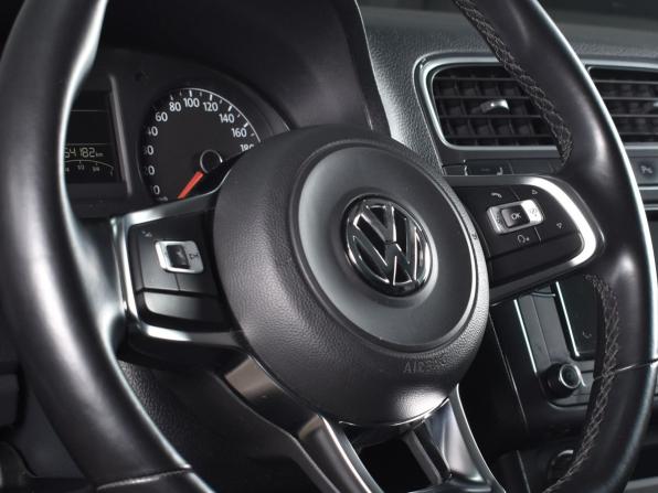 Volkswagen Polo V Рестайлинг с пробегом 2018 года, цена 1 299 995 рублей, 54183 км, седан, Автокод Объявления