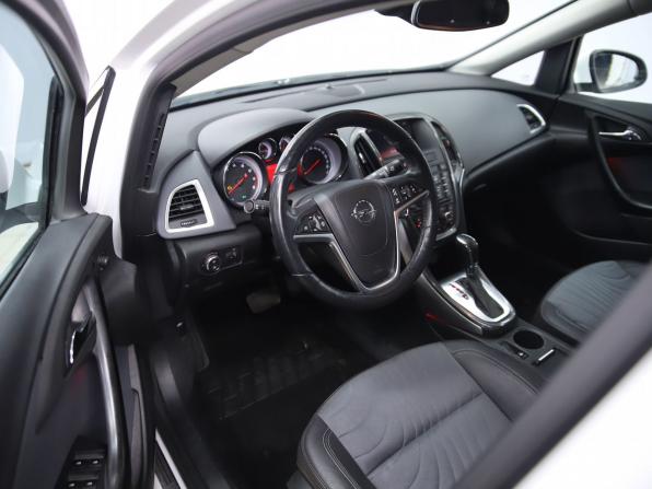 Opel Astra J Рестайлинг с пробегом 2015 года, цена 950 000 рублей, 174458 км, седан, Автокод Объявления